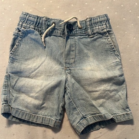 GAP Kids Maroon Tee and Denim Shorts Set - Picture 5 of 9